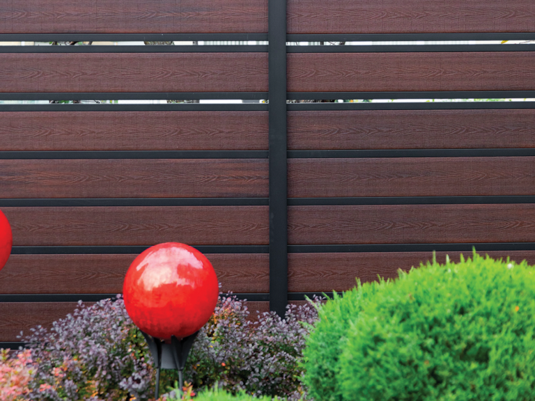 Modern Fence Chicago - Semi Privacy Composite Fence With Aluminum Posts And Rails